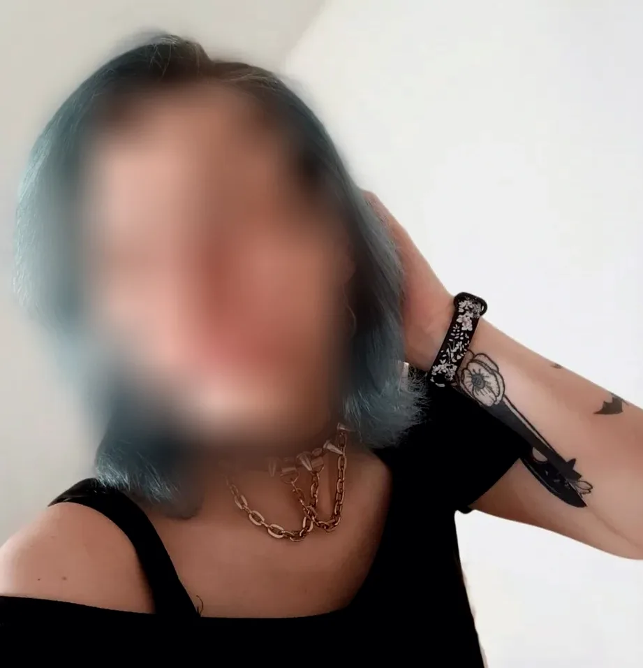 Julie, 34